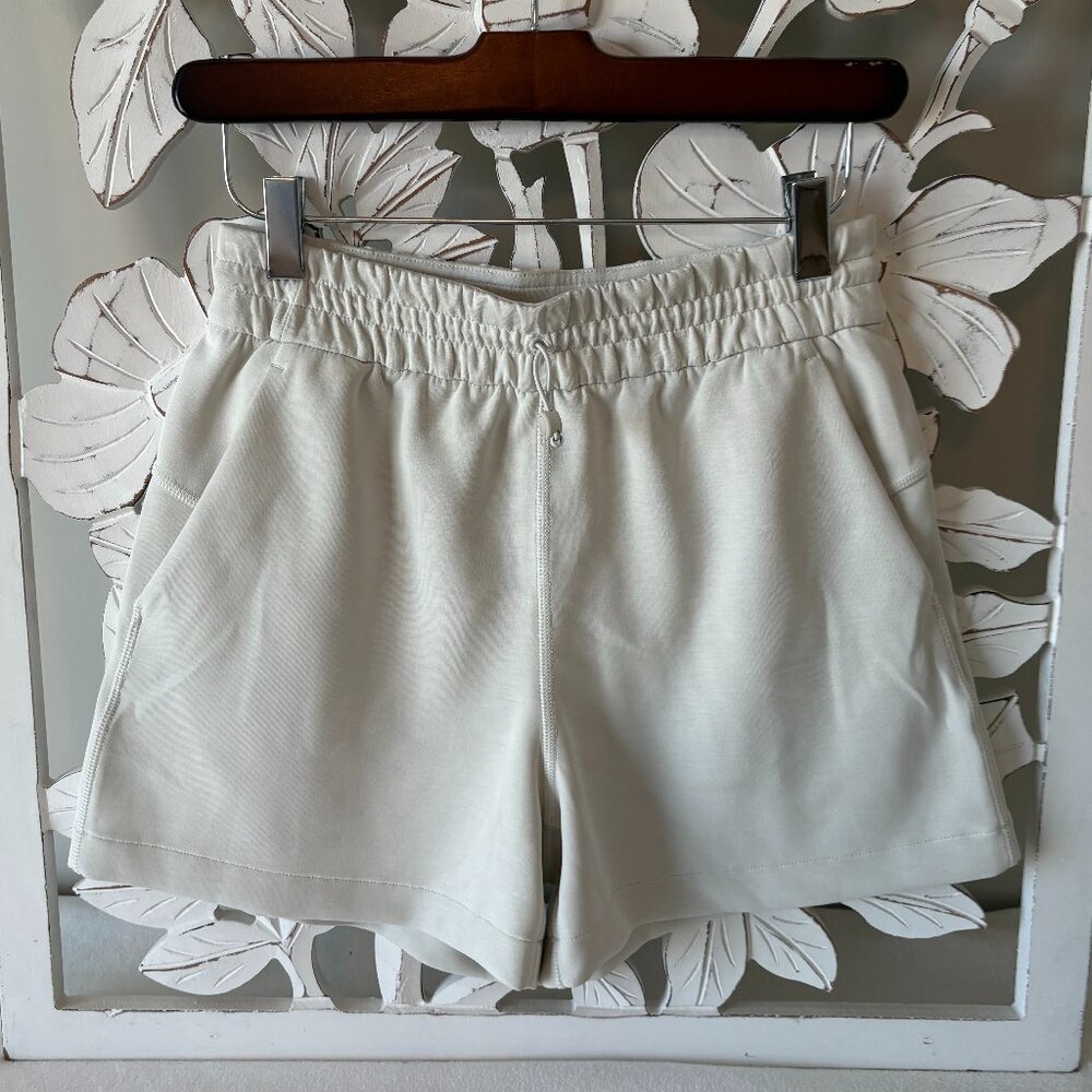NWOT Lululemon Softstreme High-Rise Shorts - 4 inch in Bone